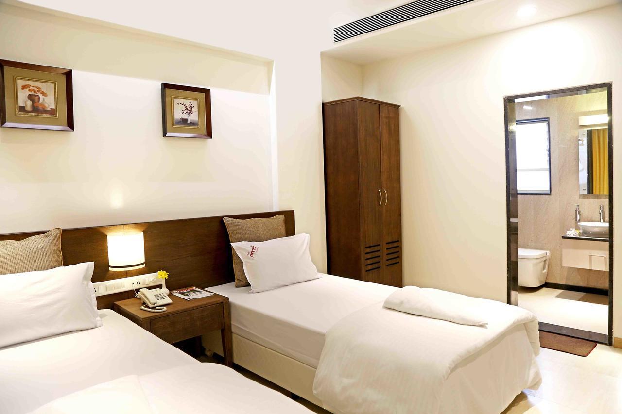 Hotel Preeti Executive Satara Bagian luar foto